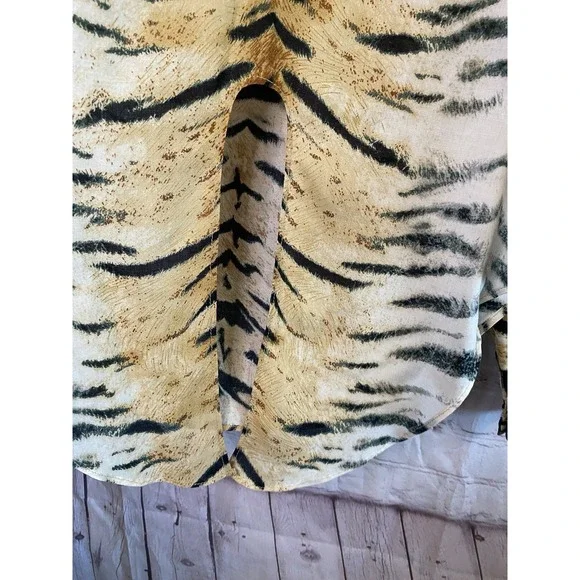Animal Print Tie Front Blouse Roll Tab Sleeves Woman Size S‎ - Picture 3 of 9